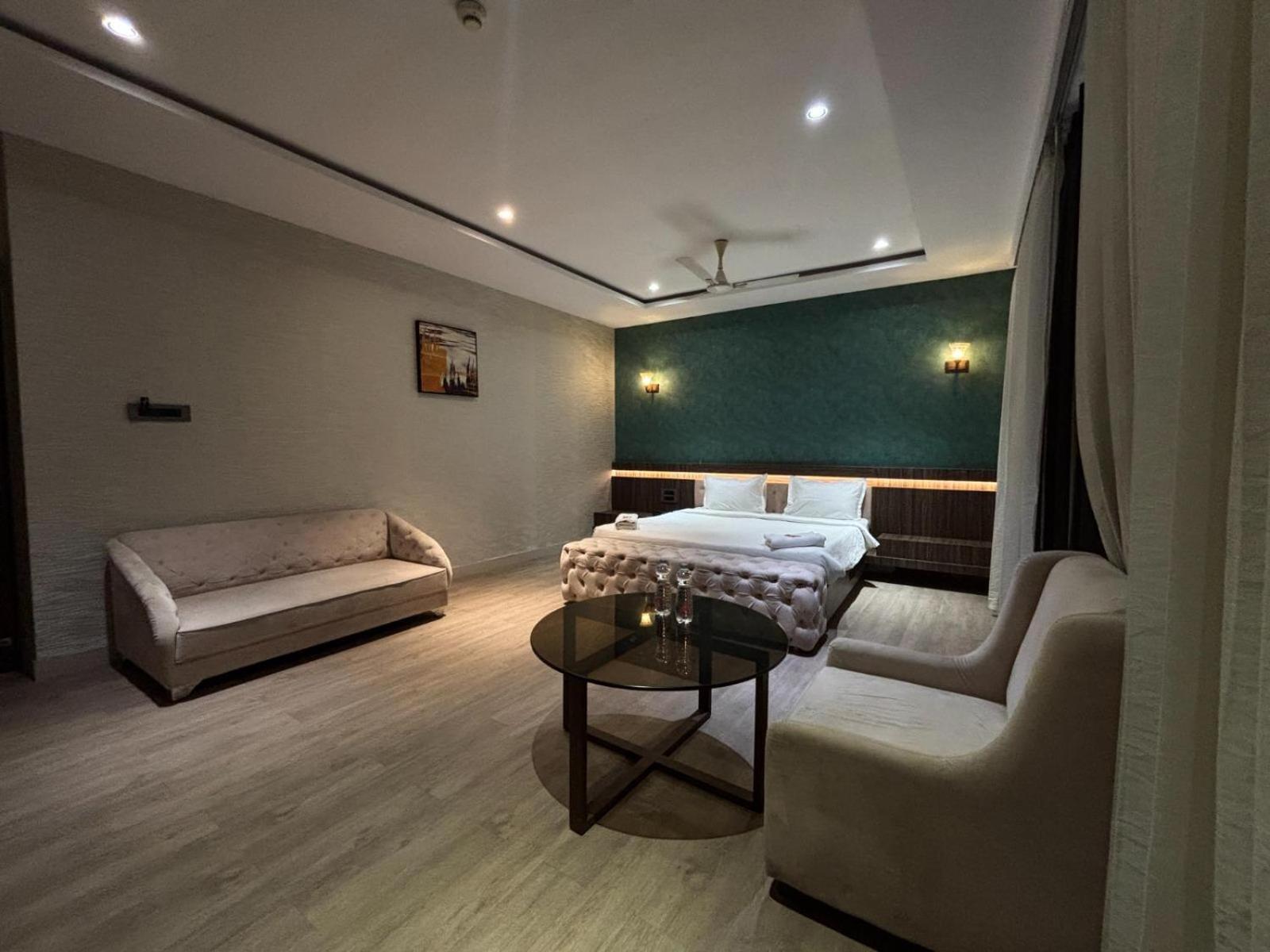 Hotel Elegant Inn Surat Exterior foto