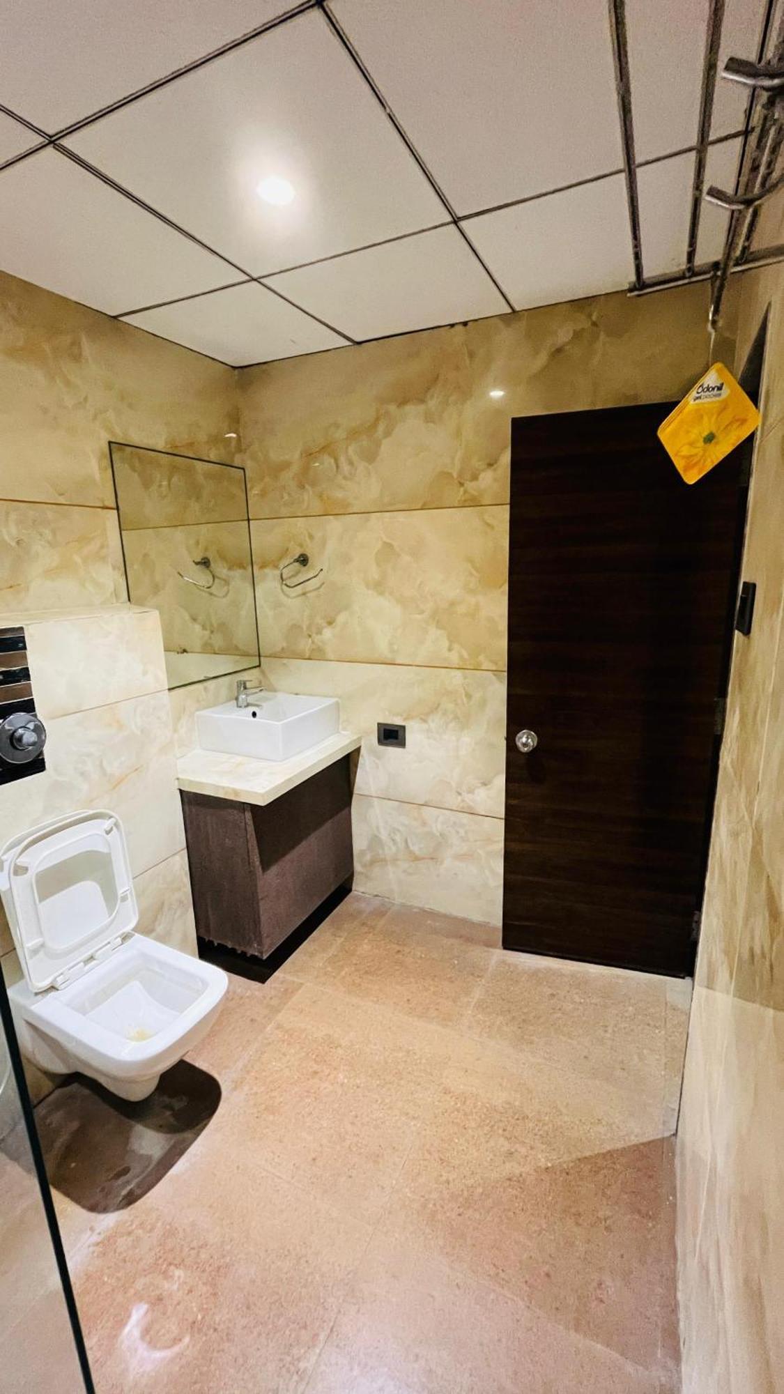 Hotel Elegant Inn Surat Exterior foto