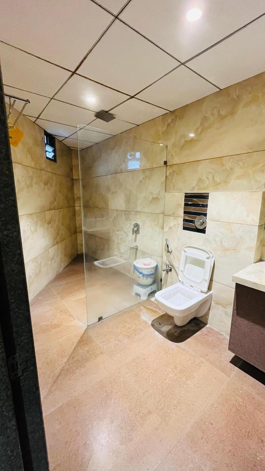 Hotel Elegant Inn Surat Exterior foto