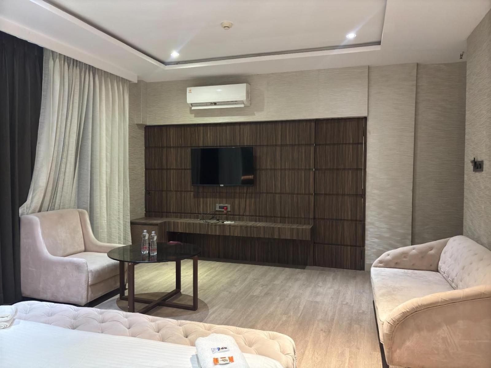 Hotel Elegant Inn Surat Exterior foto