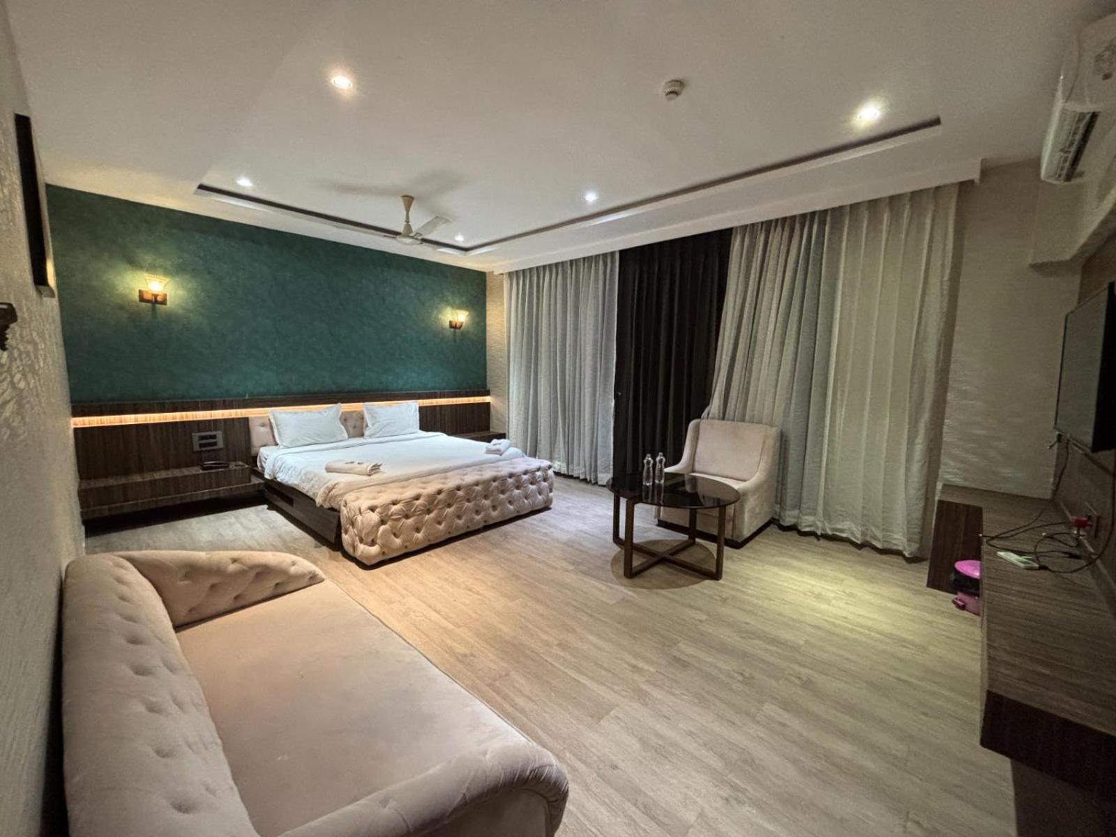Hotel Elegant Inn Surat Exterior foto