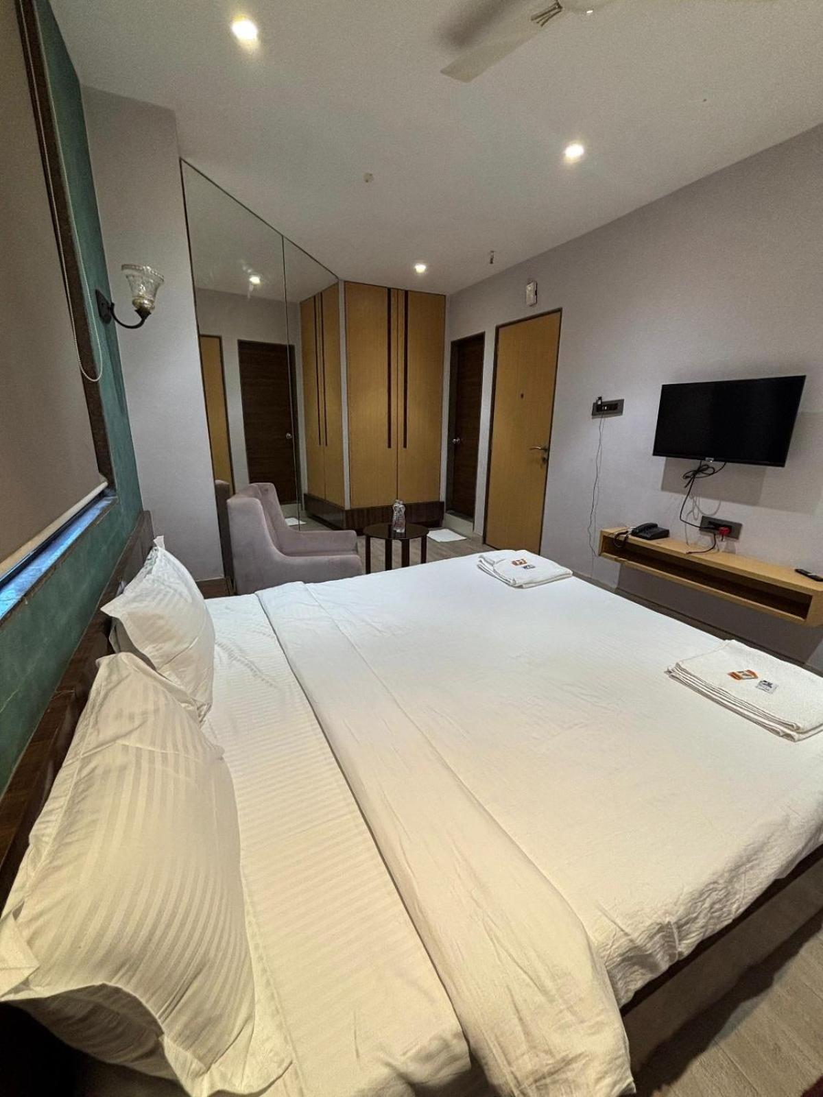 Hotel Elegant Inn Surat Exterior foto