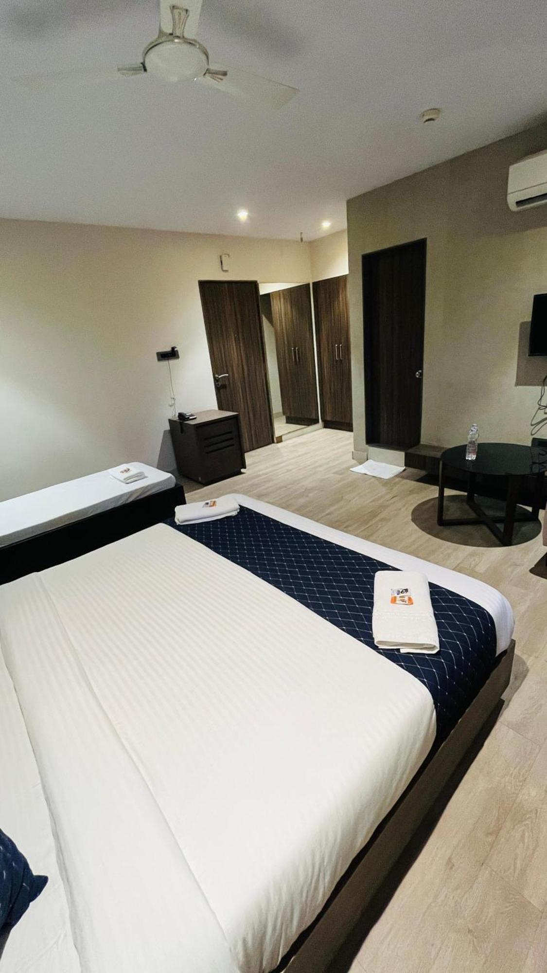 Hotel Elegant Inn Surat Exterior foto
