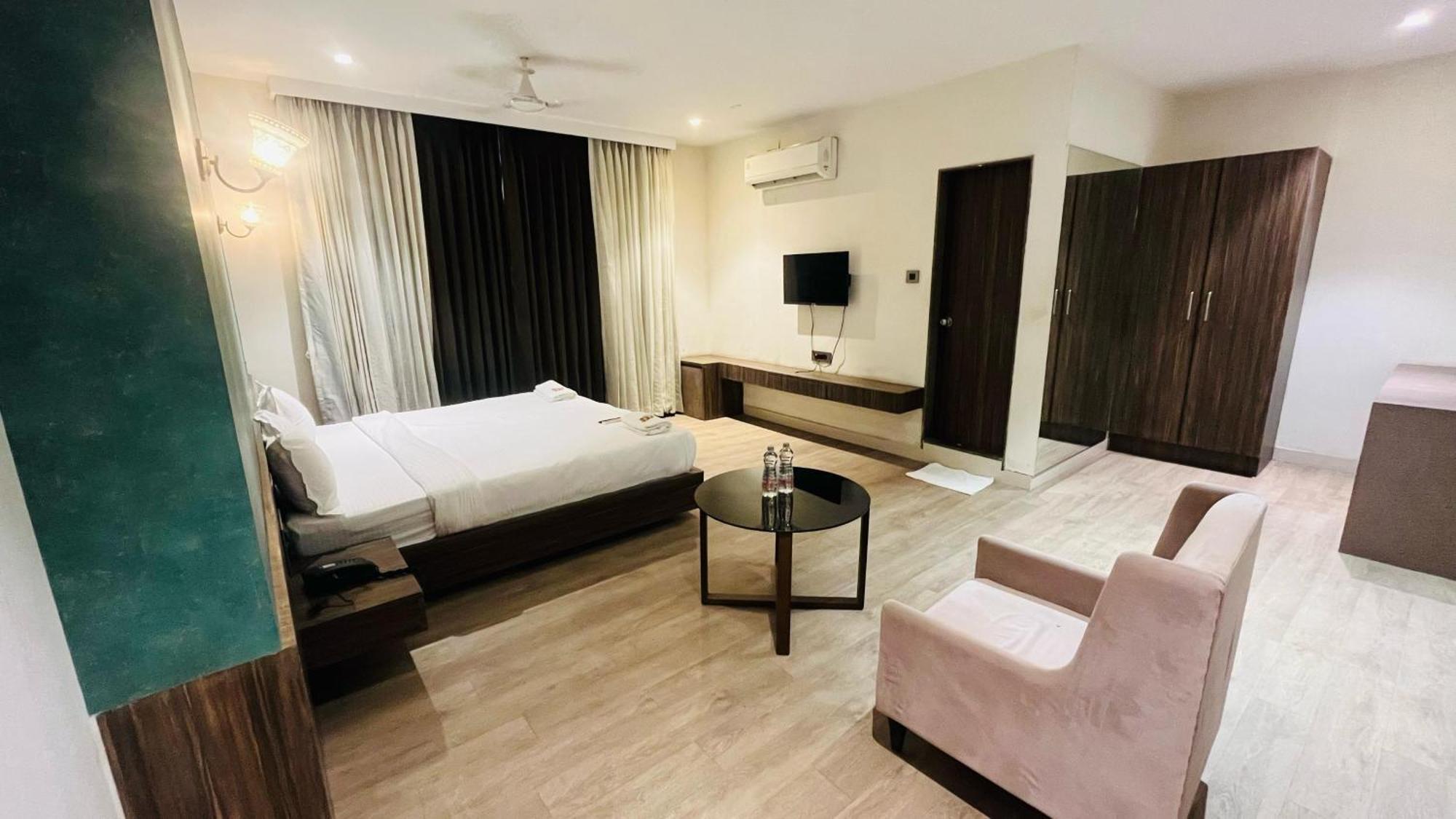 Hotel Elegant Inn Surat Exterior foto
